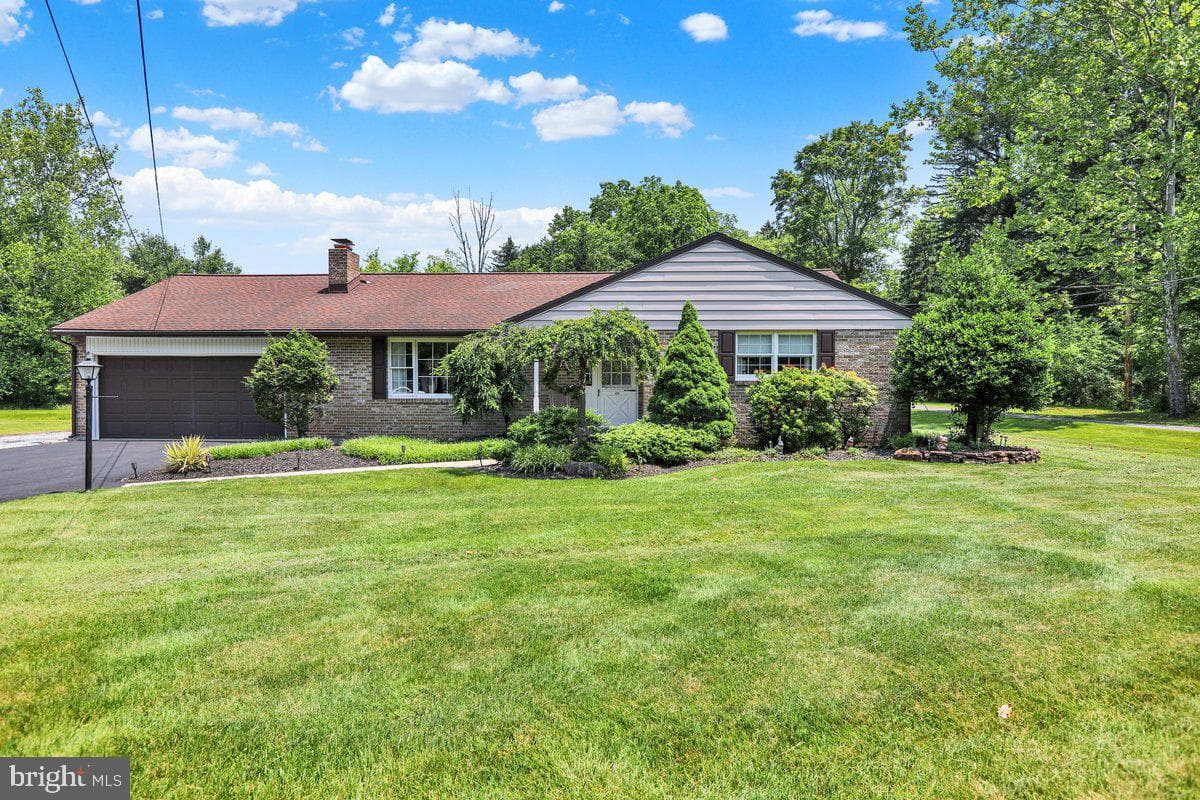 565 Shelbourne Road photo 3