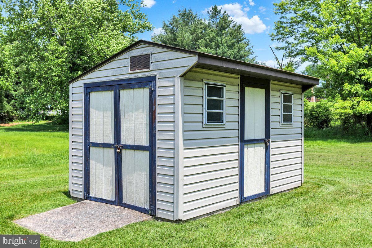 565 Shelbourne Road photo 35