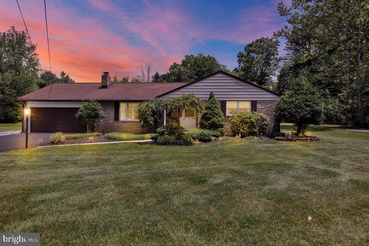 565 Shelbourne Road photo 4
