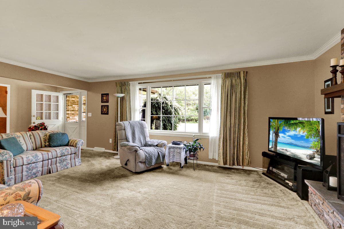 565 Shelbourne Road photo 7