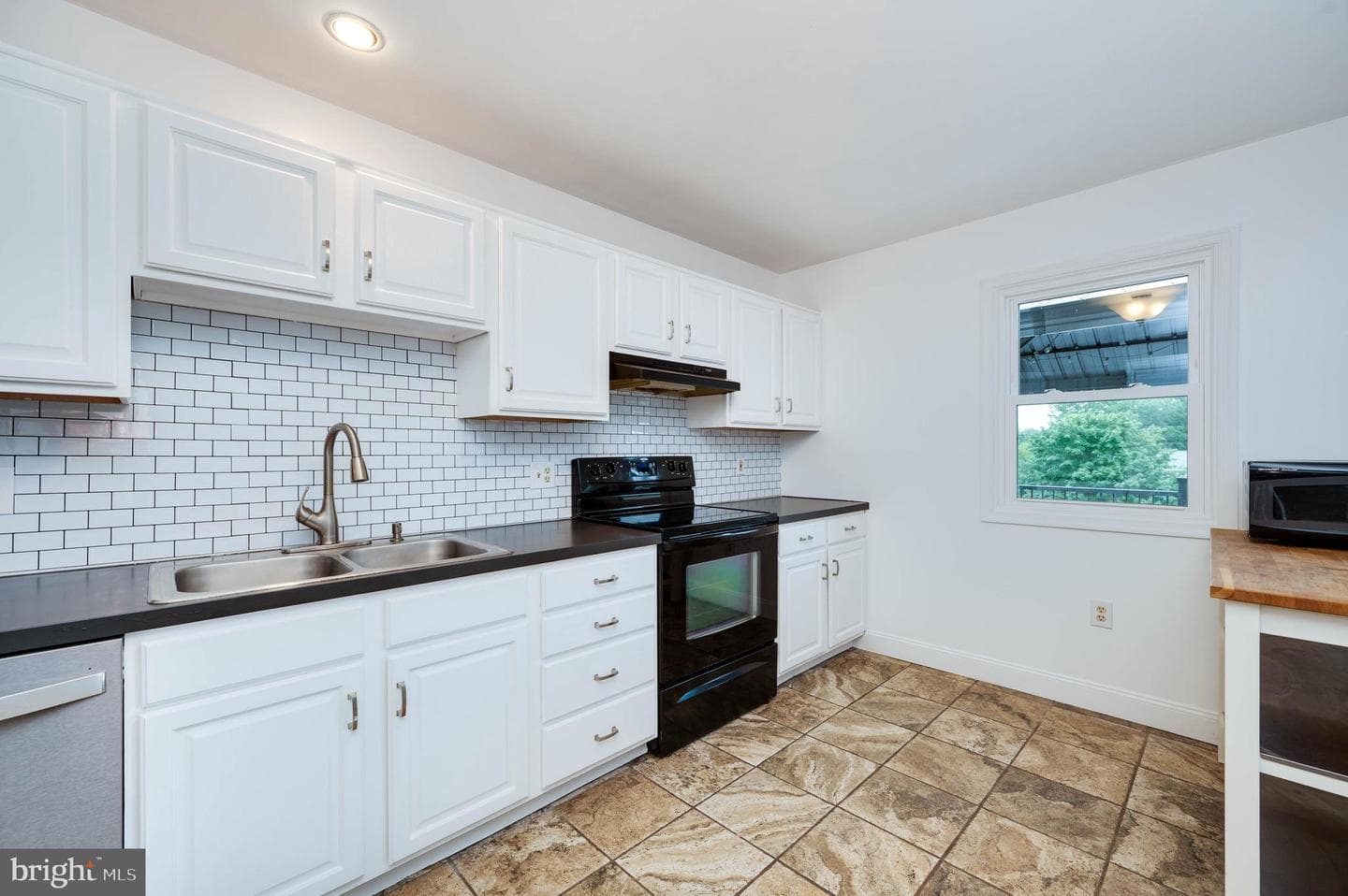425 Grove Avenue photo 18