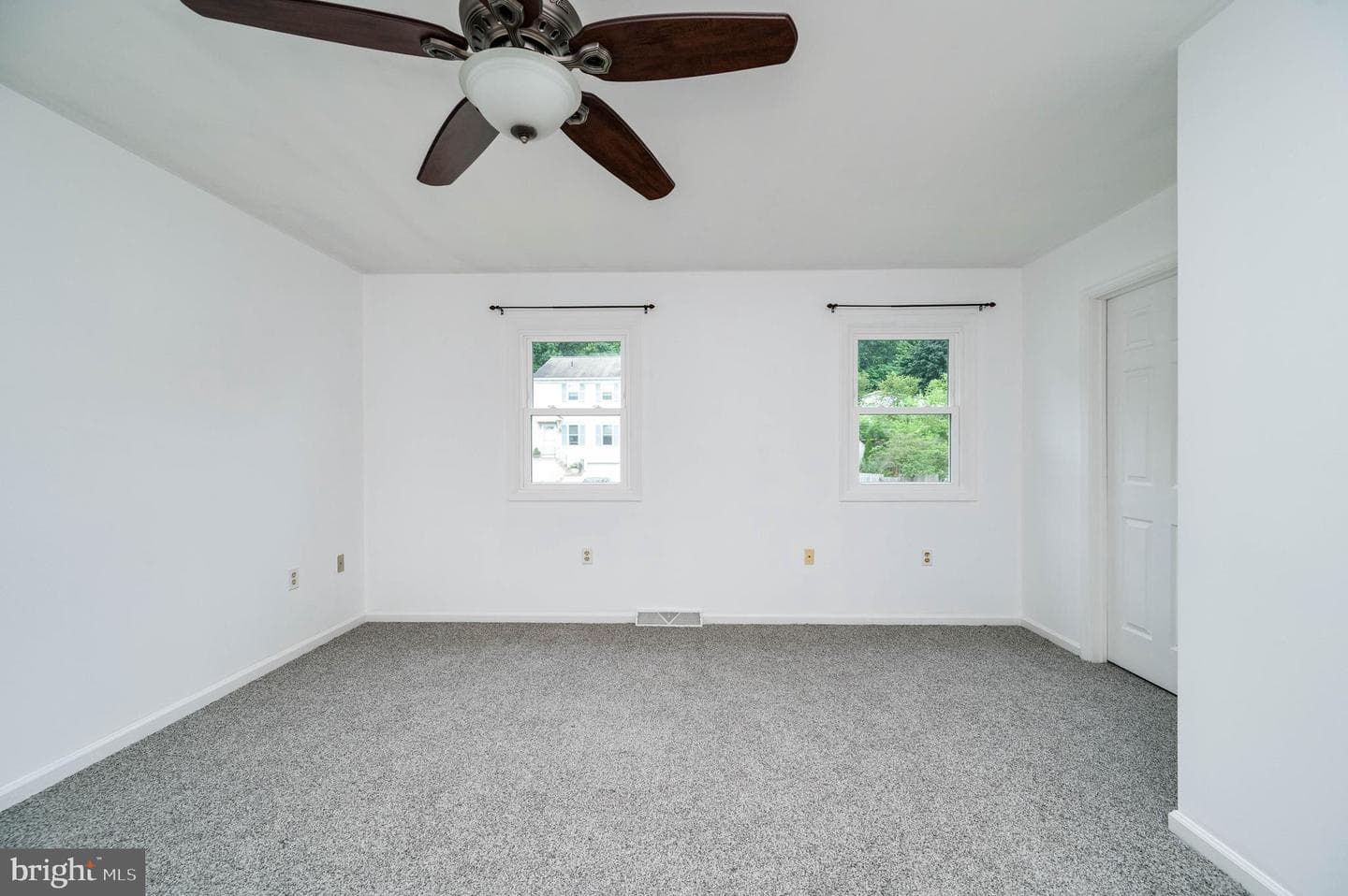 425 Grove Avenue photo 25