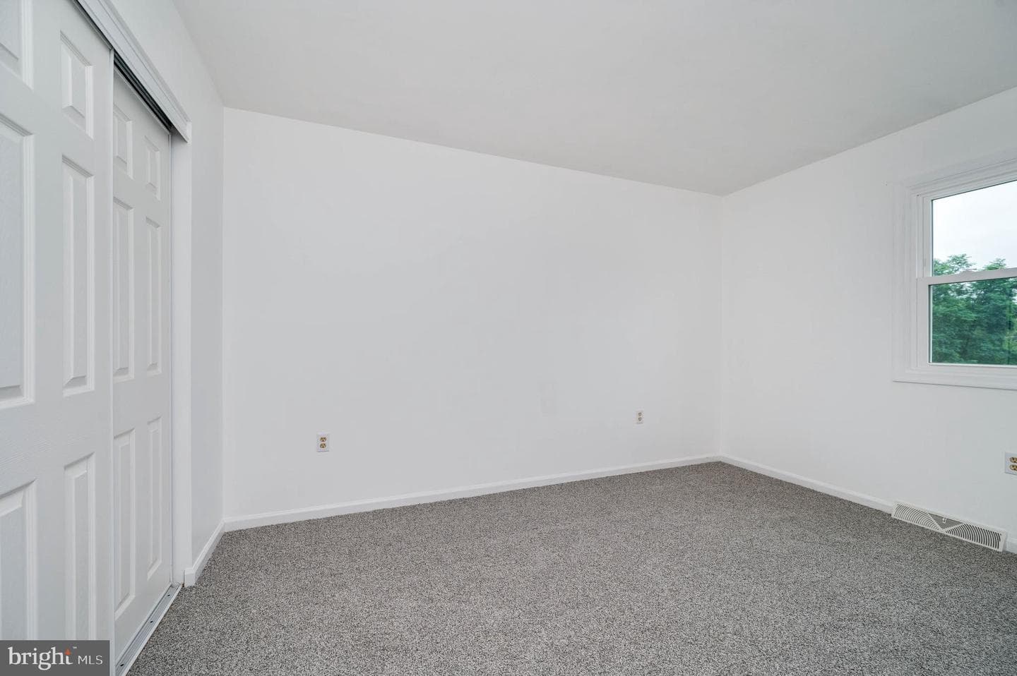 425 Grove Avenue photo 32