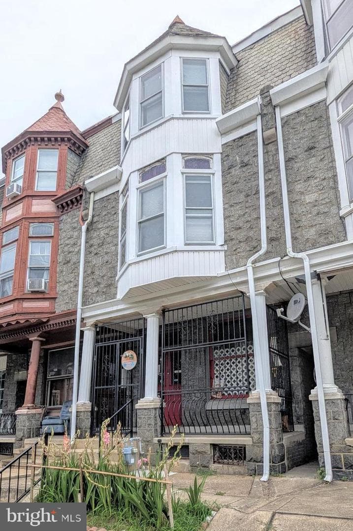 205 W Greenwich Street photo 1