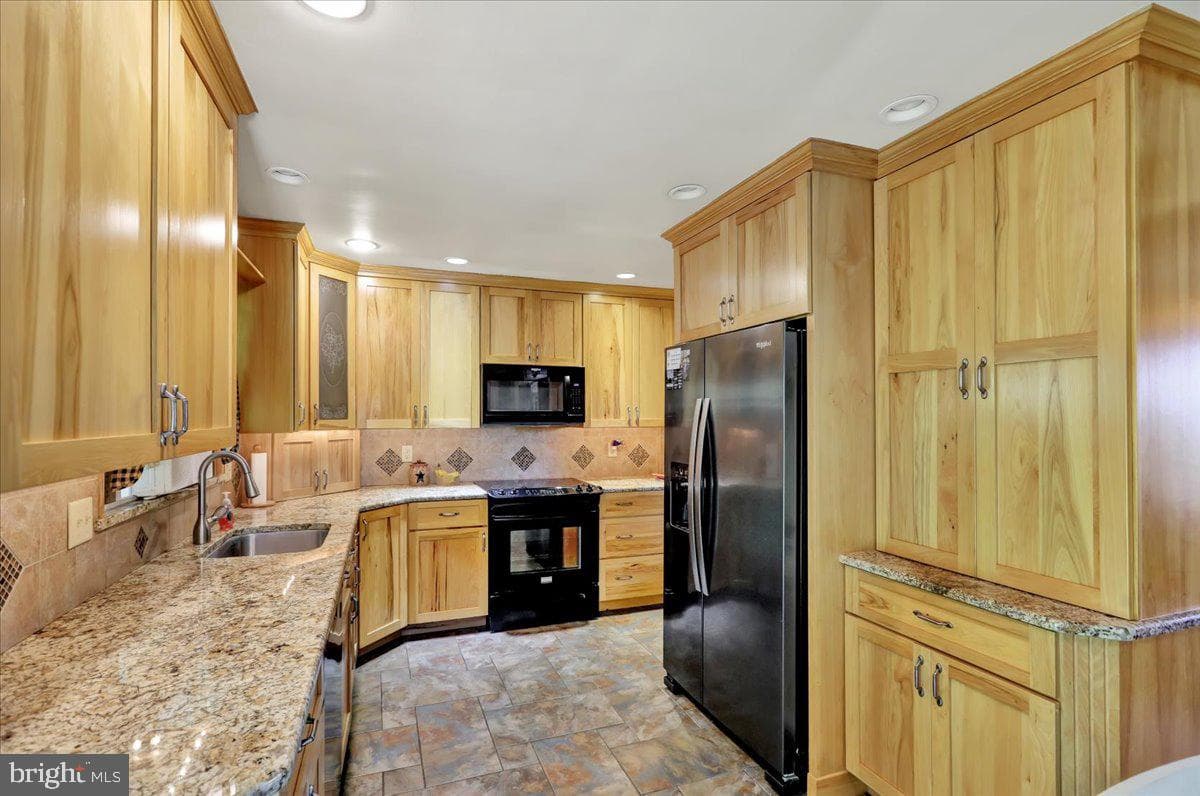570 Walnut Road photo 12