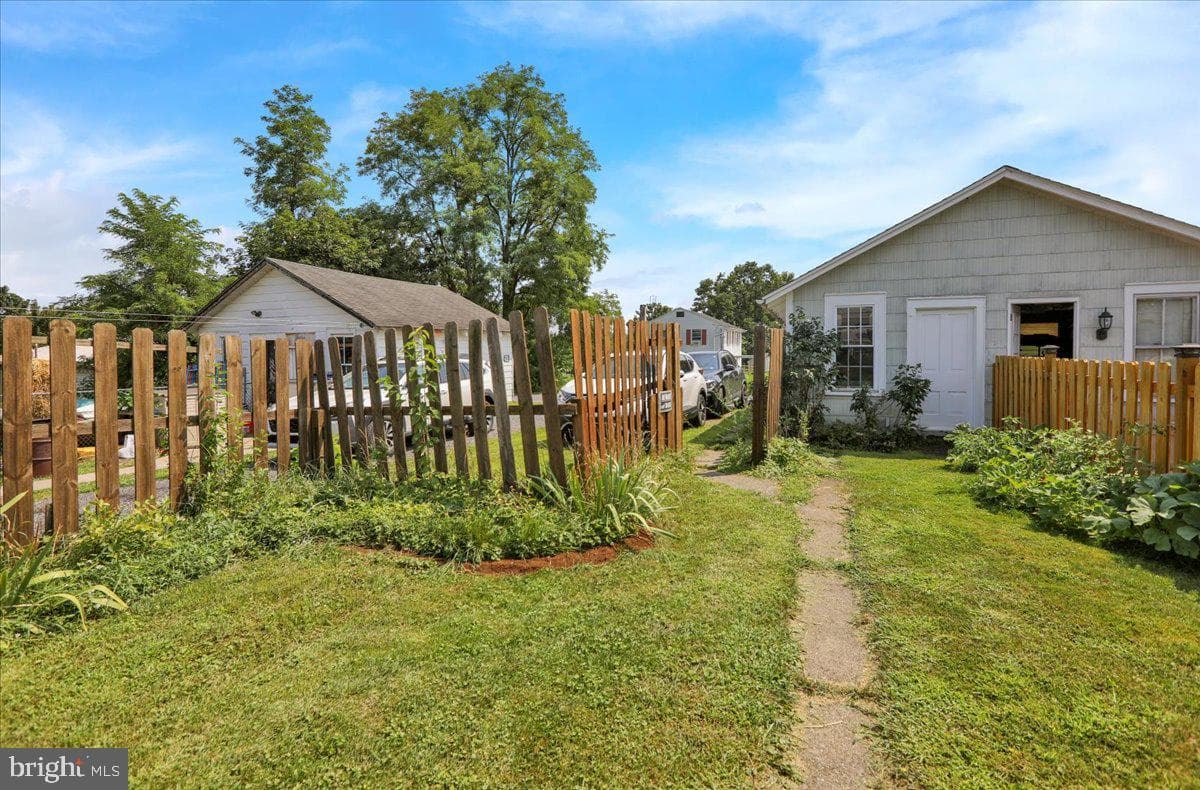 393 Main Street photo 20