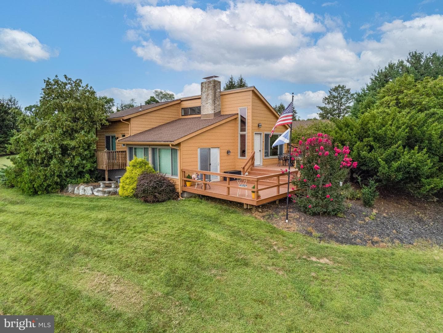 242 Dickinson Drive photo 2