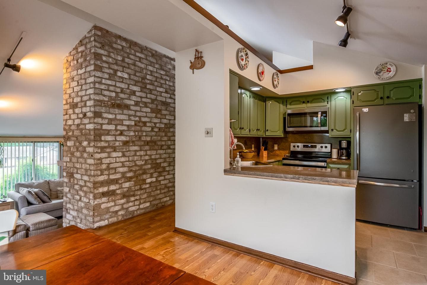 242 Dickinson Drive photo 9