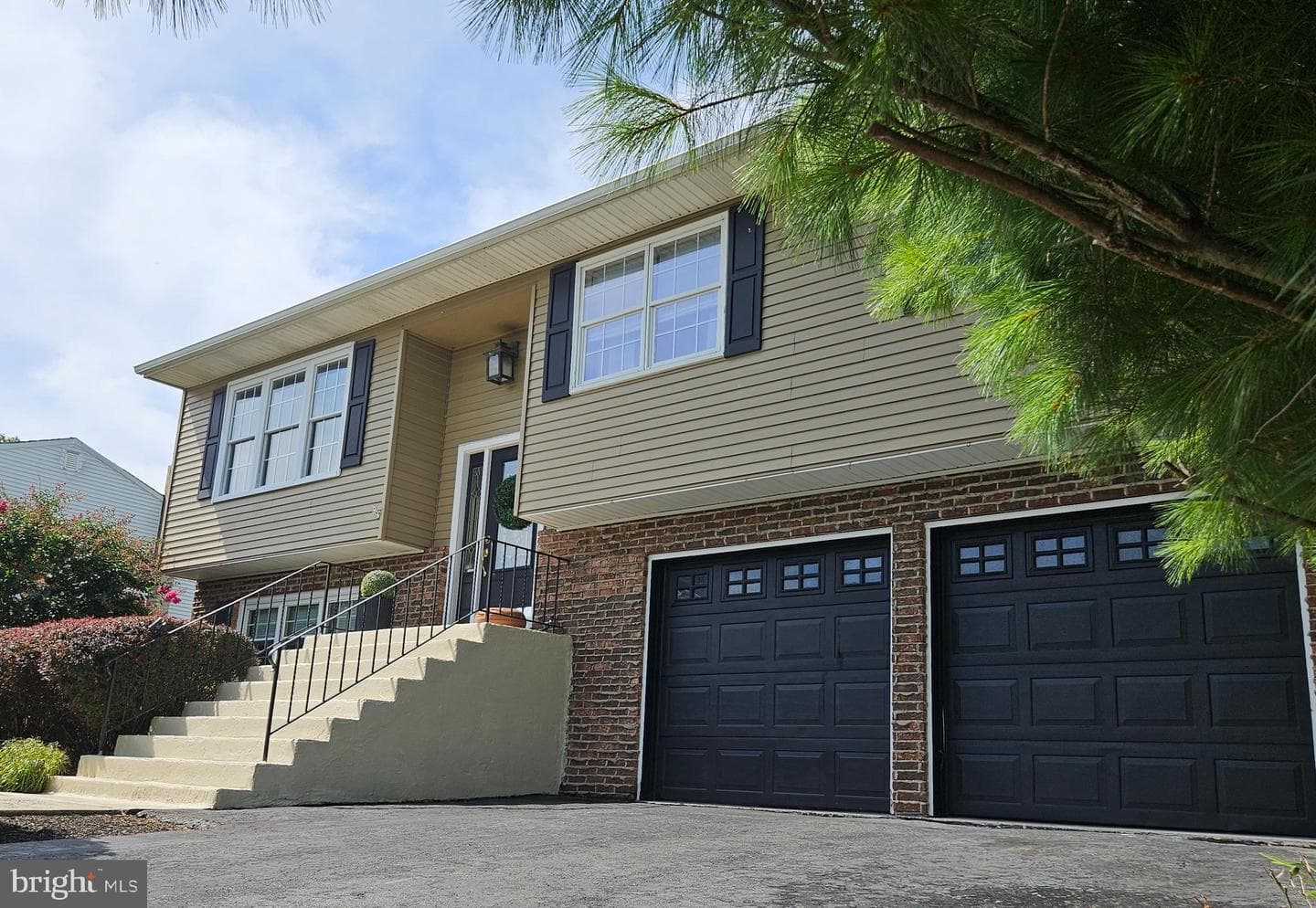 106 Hoch Avenue photo 3