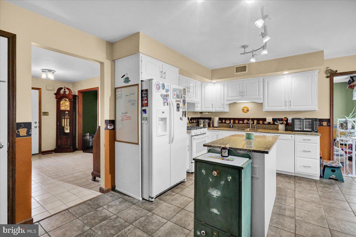 1054 Boeshore Circle photo 16