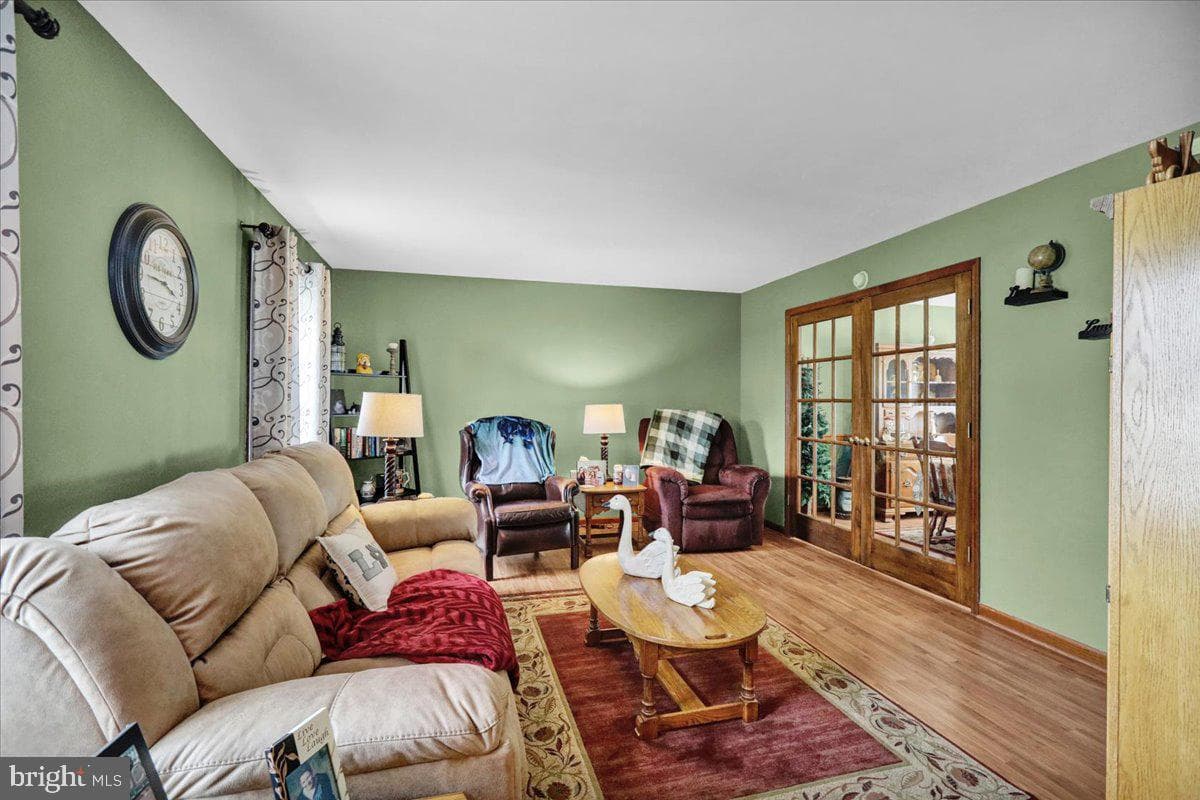 1054 Boeshore Circle photo 3
