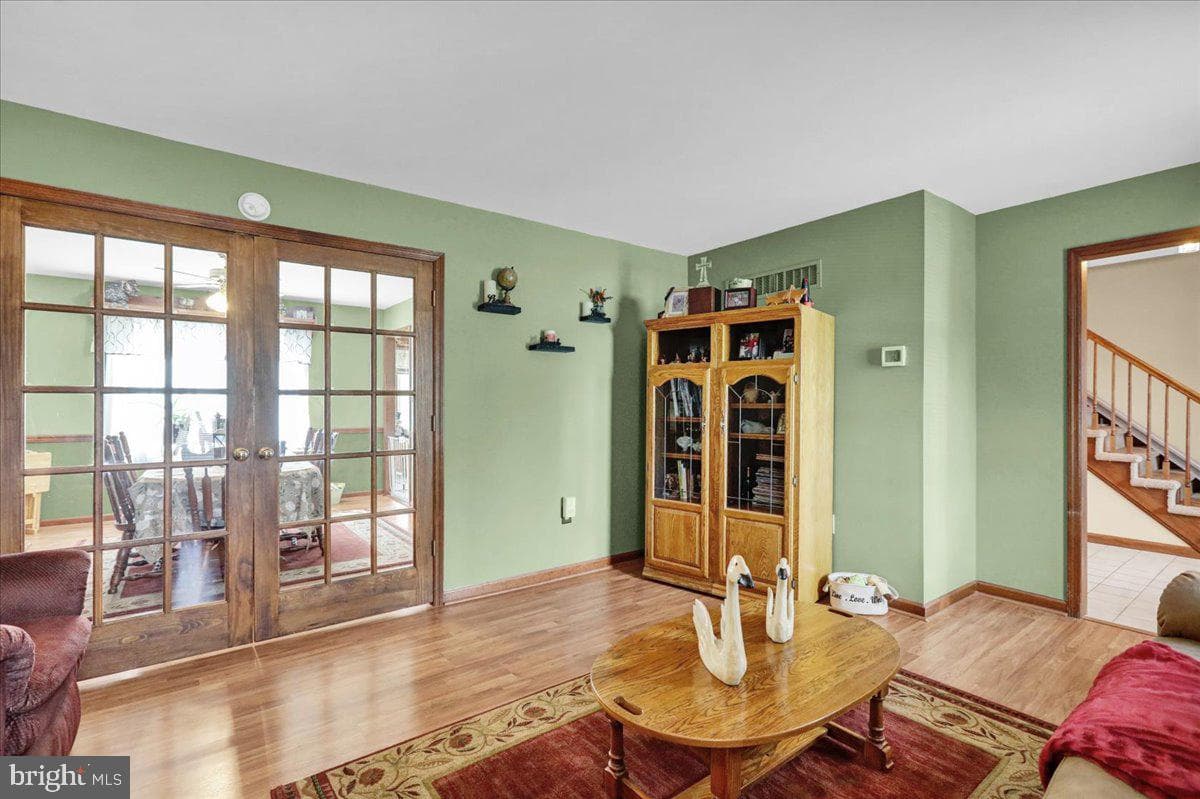 1054 Boeshore Circle photo 5