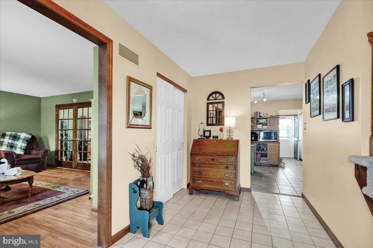 1054 Boeshore Circle photo 6