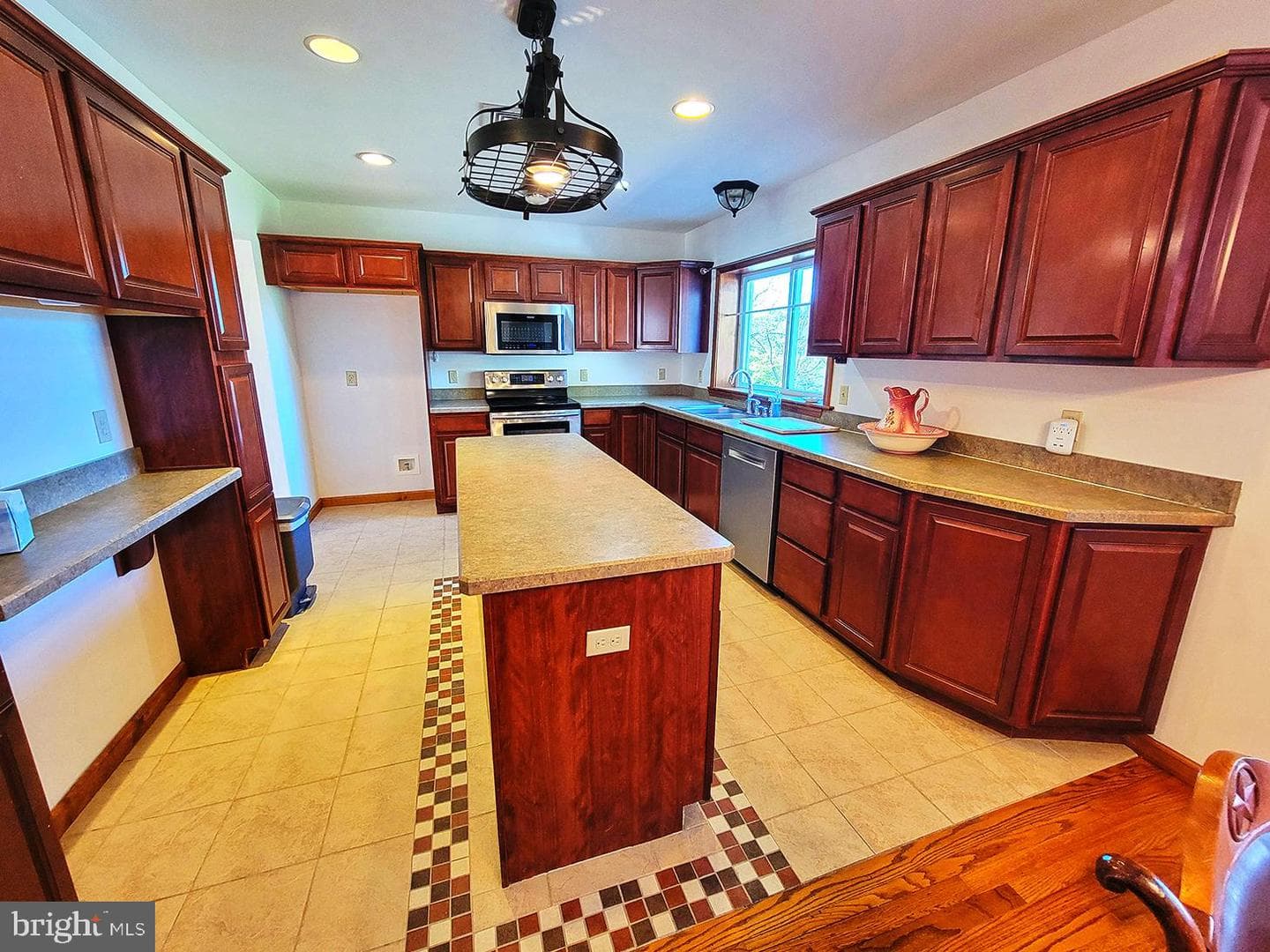 1018 Crestview Avenue photo 2