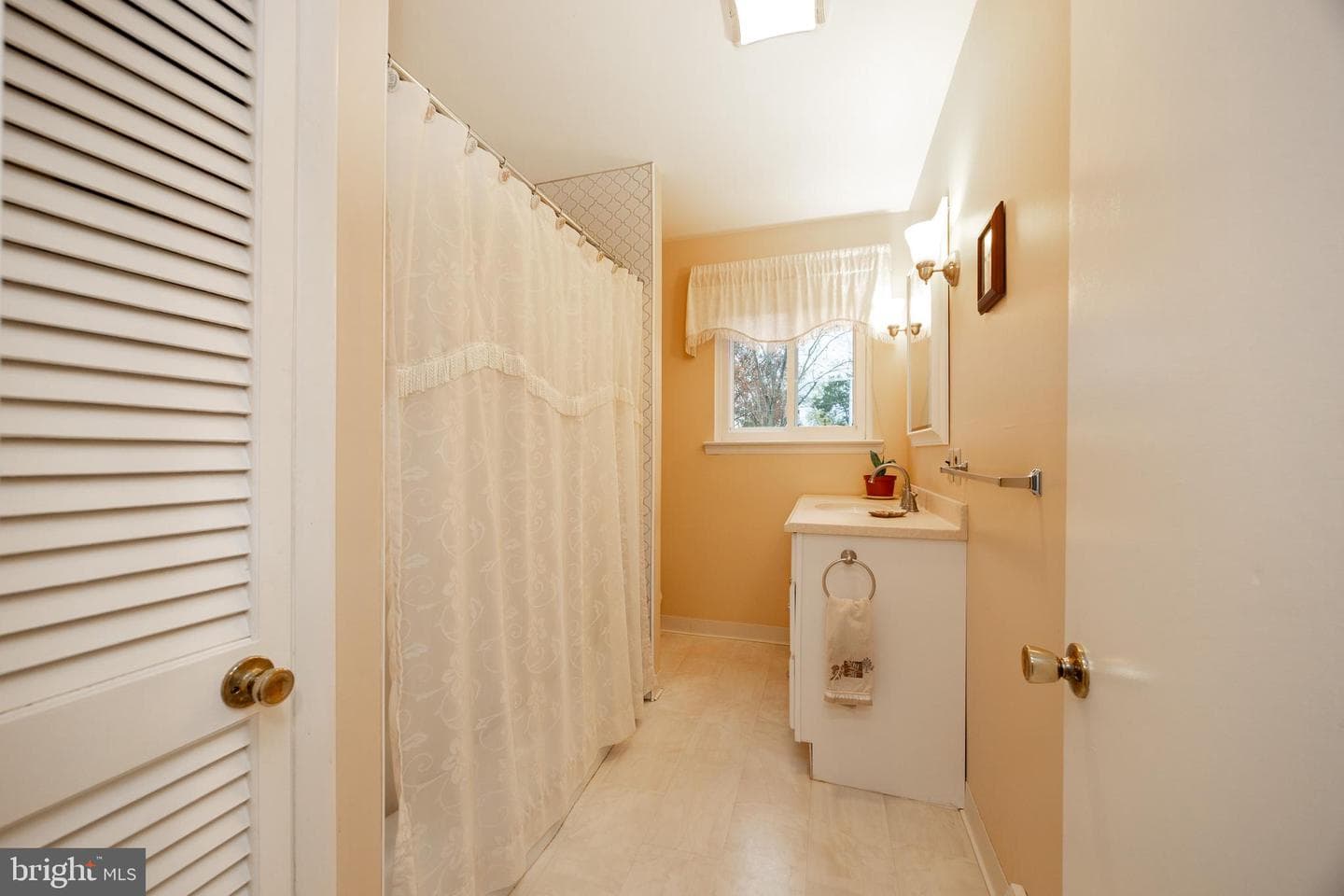 102 Russell Avenue photo 24