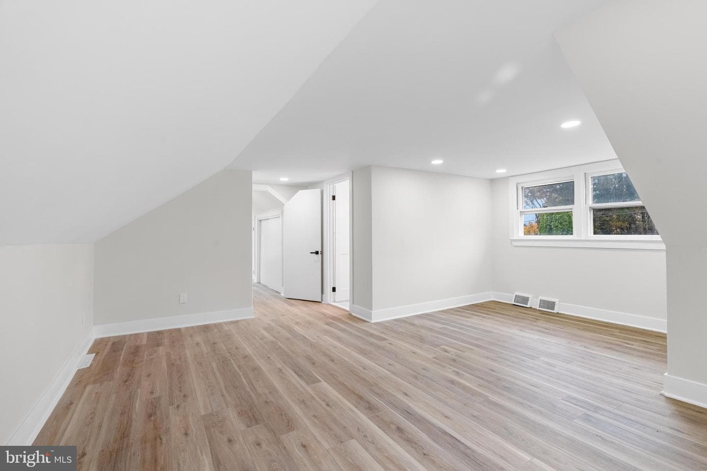817 Beach Street photo 23