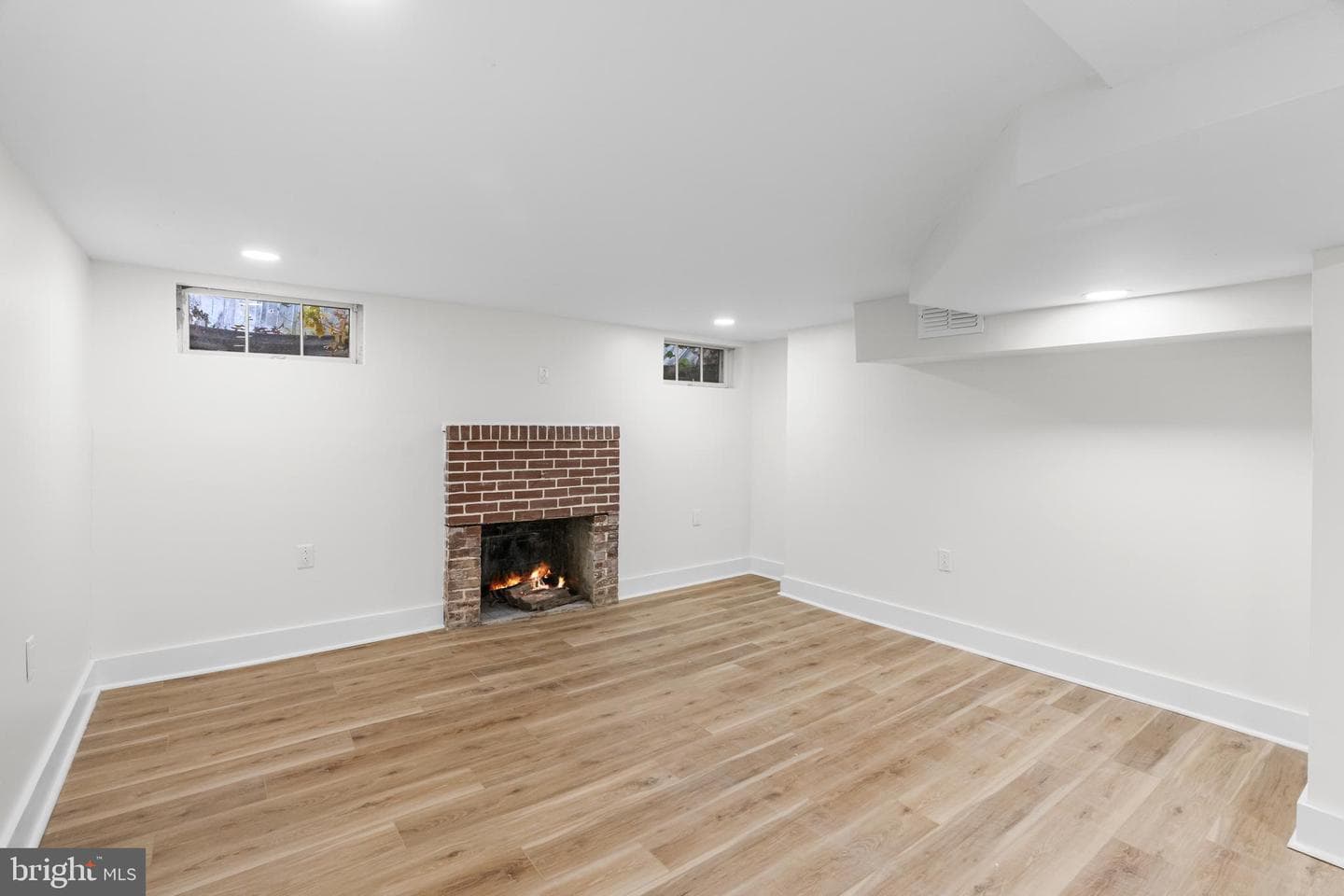 817 Beach Street photo 28
