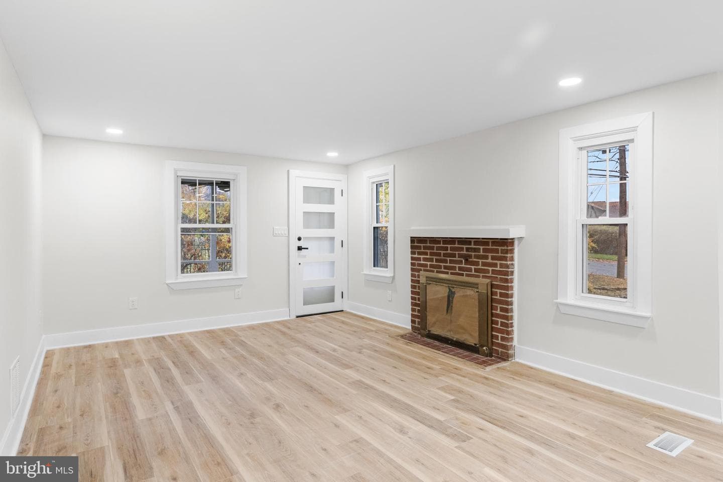 817 Beach Street photo 5