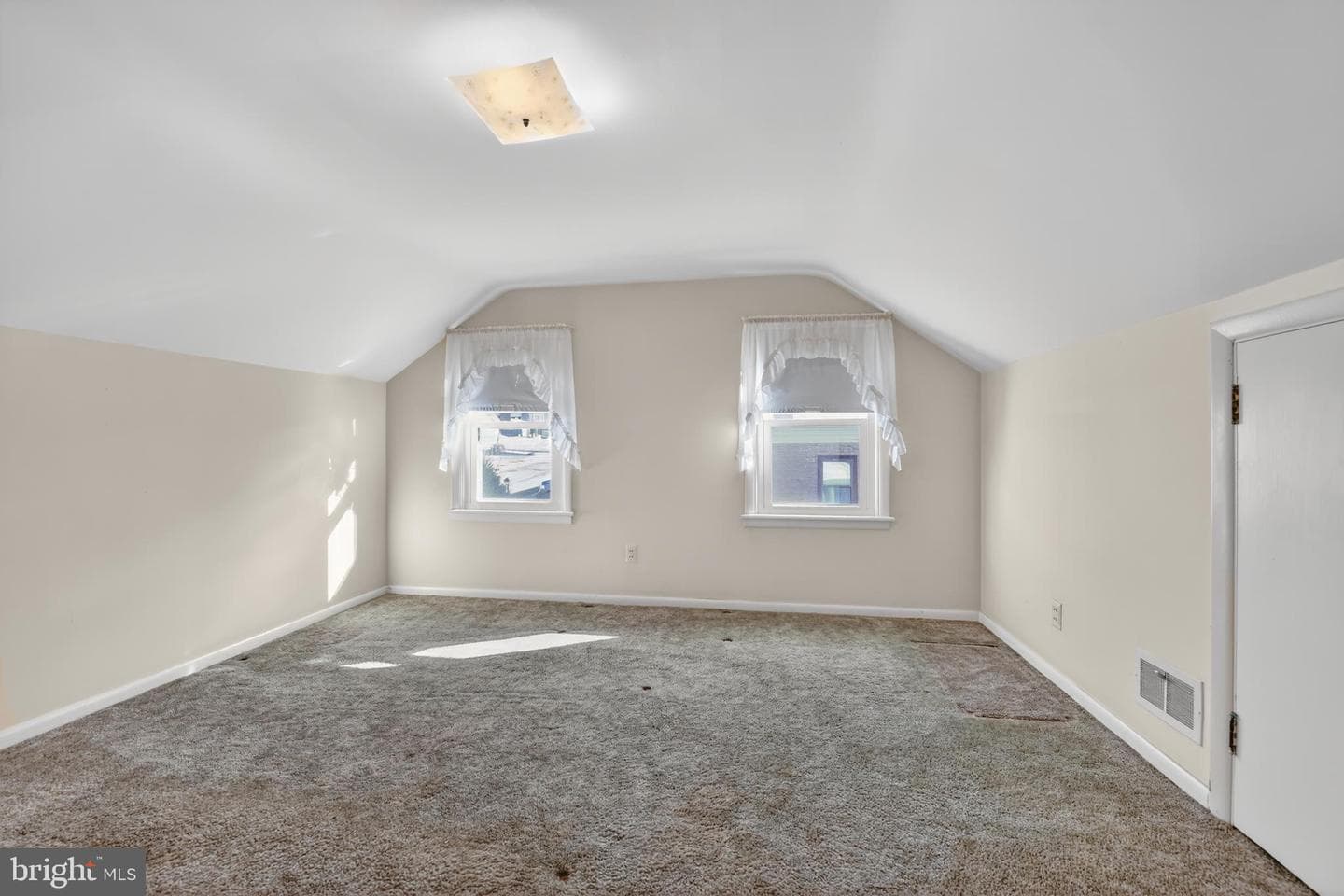 228 E Gaul Street photo 17