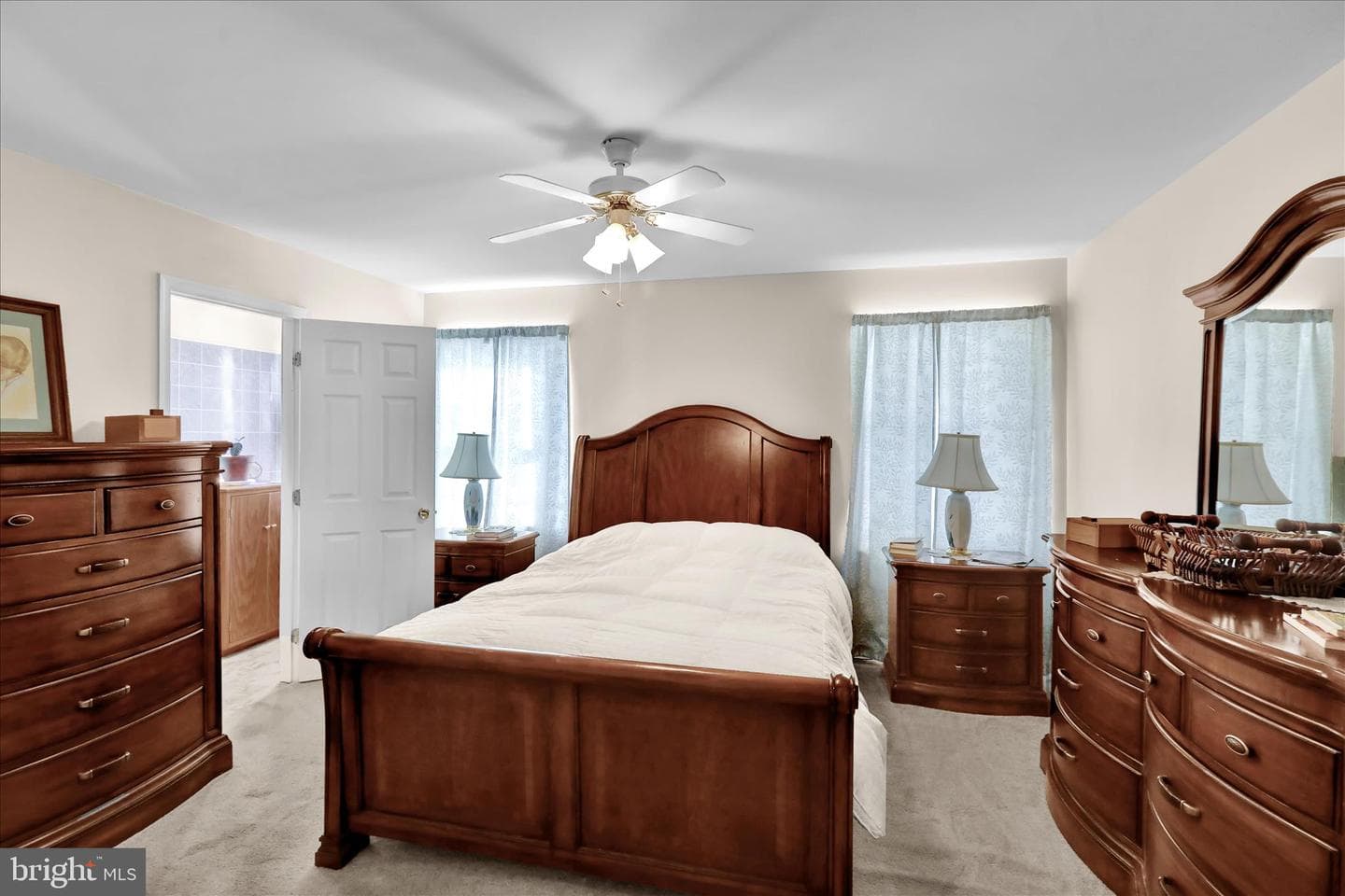 28 Versailles Court photo 17