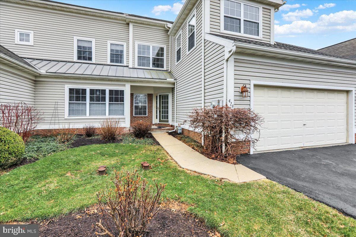 424 Oak Hill Lane, Reading