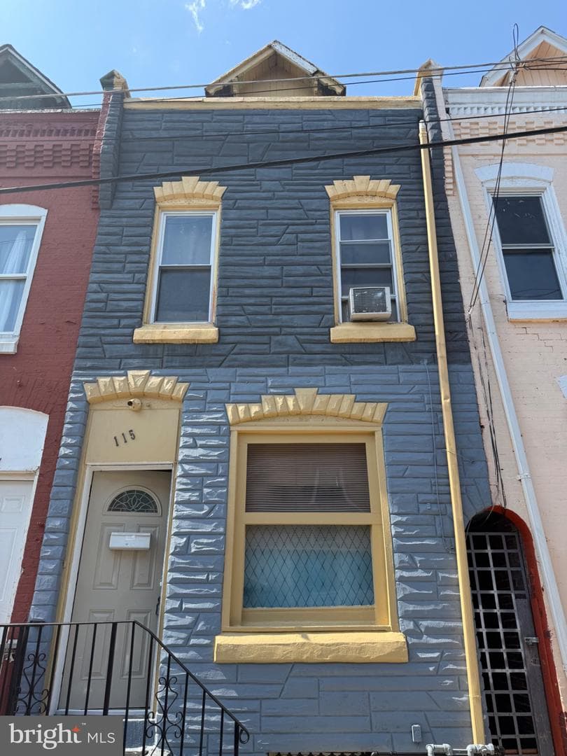 115 W Elm St photo 1