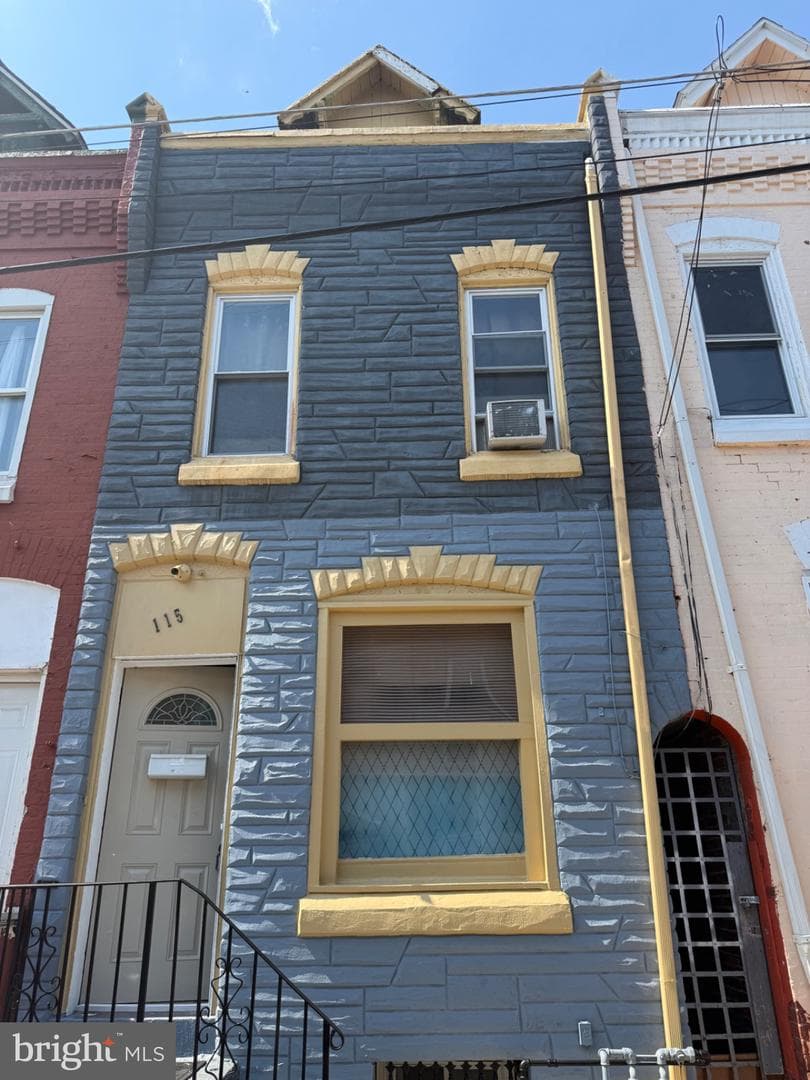 115 W Elm St photo 2