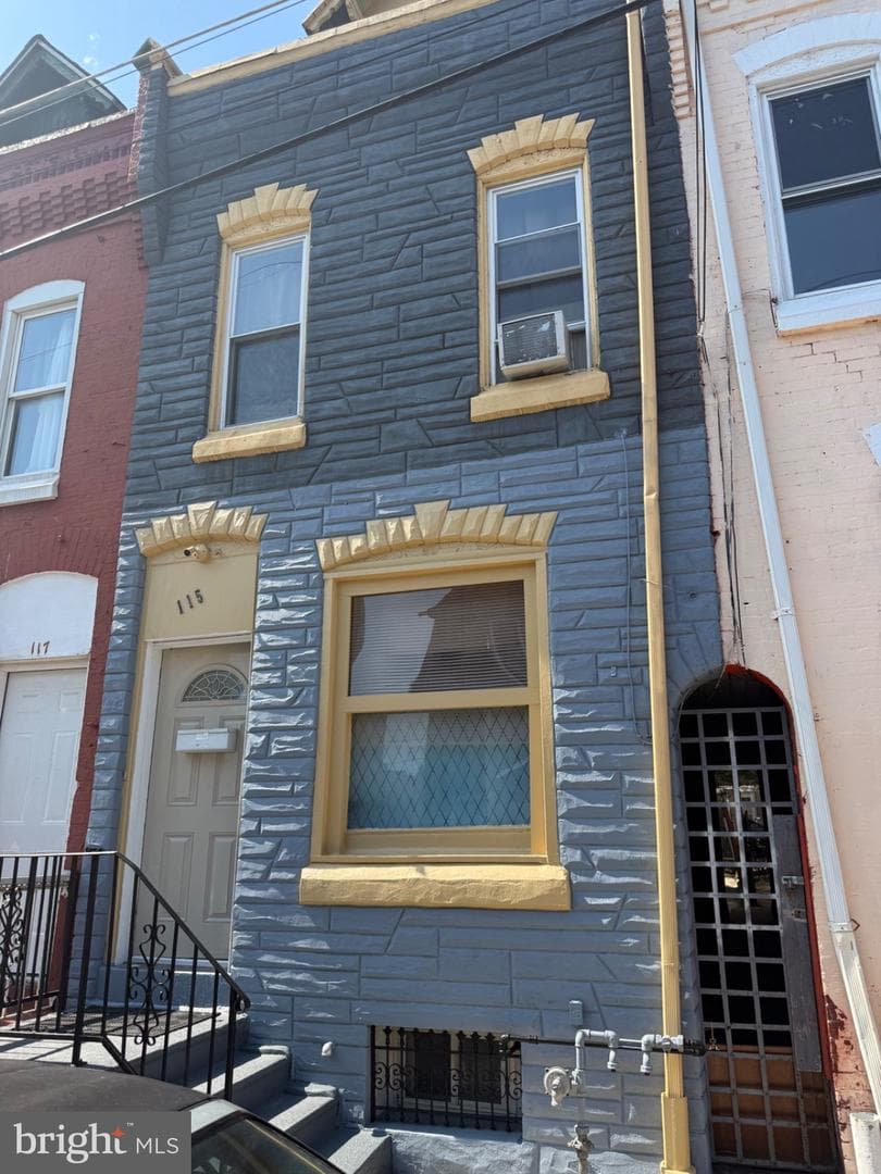 115 W Elm St photo 3
