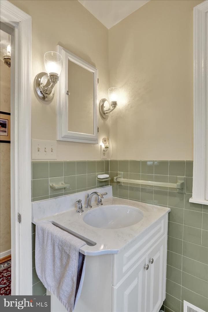 516 W 3rd Street photo 14