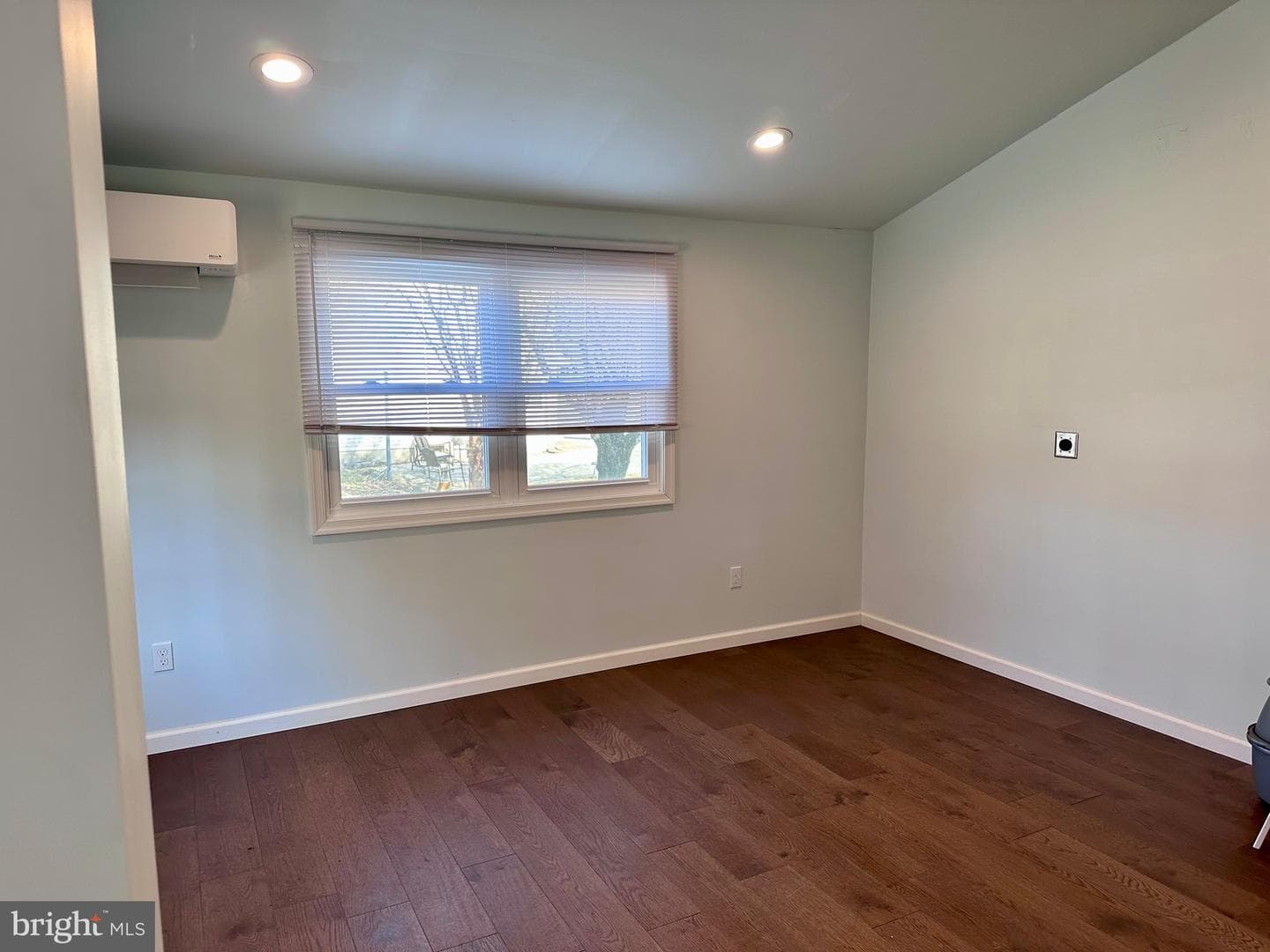 144 Noble Street photo 10