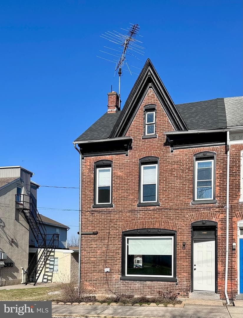 144 Noble Street photo 2