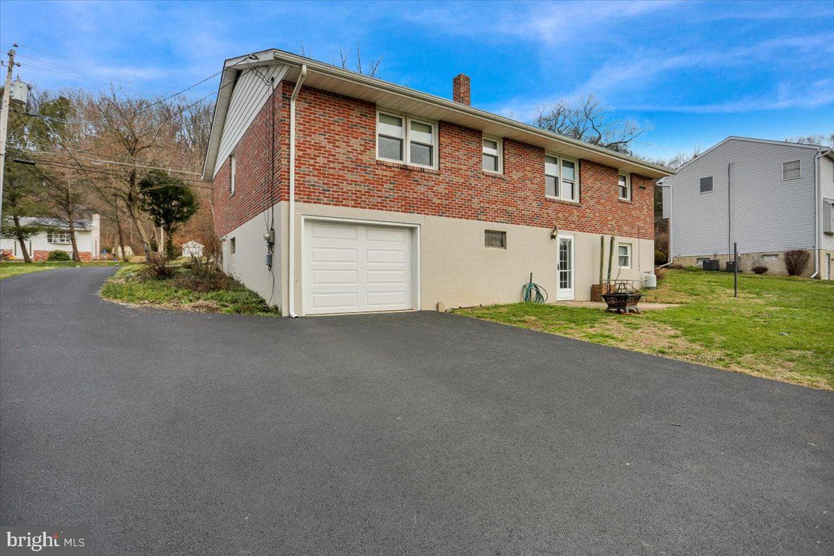 227 W Neversink Road photo 30