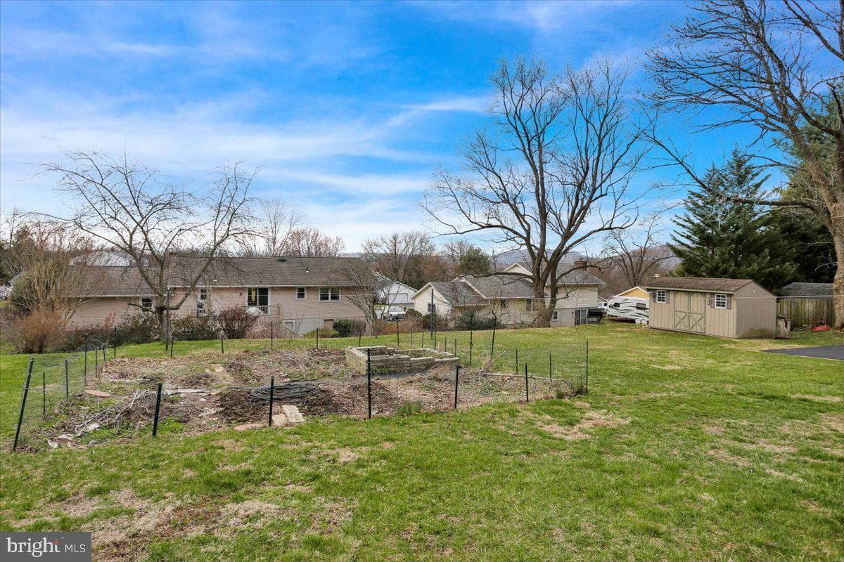227 W Neversink Road photo 32