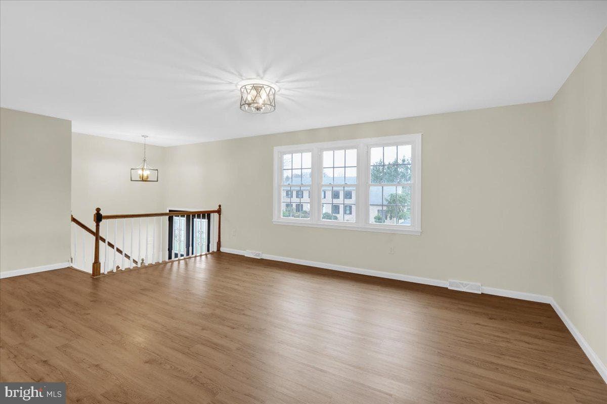 2 Courtleigh Place photo 3