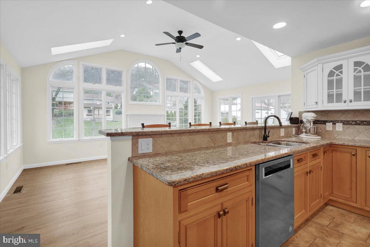 2 Courtleigh Place photo 8