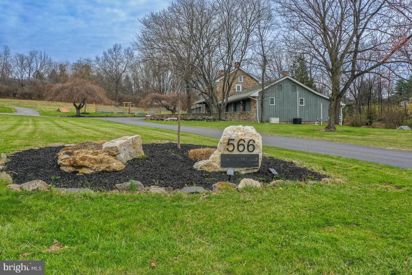566 Scenic Drive photo 2