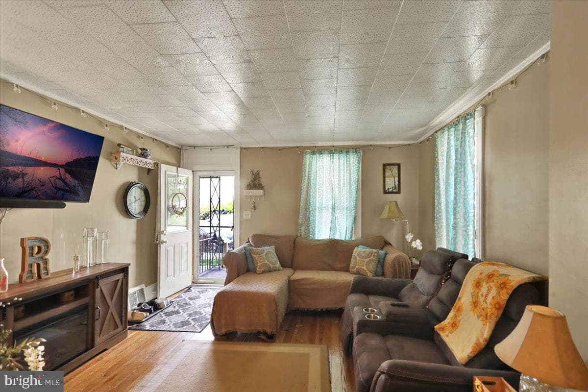 258 E Walnut Street photo 4
