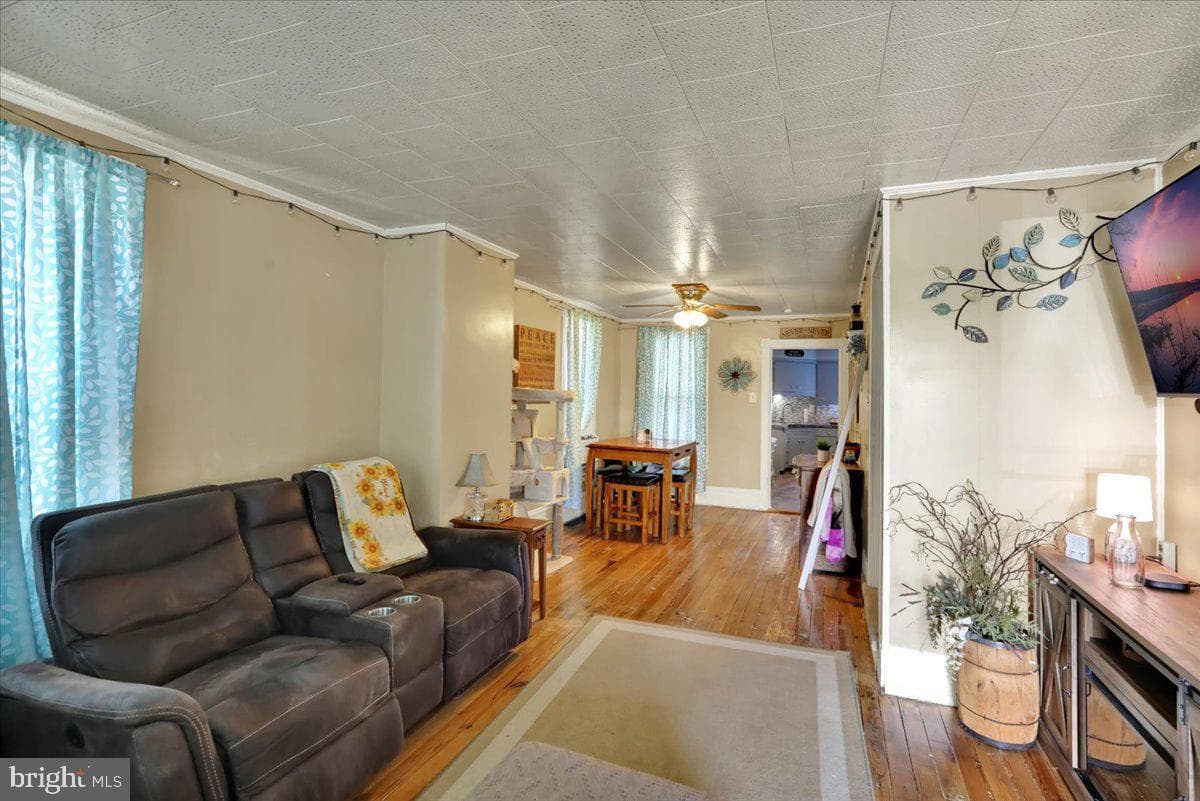 258 E Walnut Street photo 5