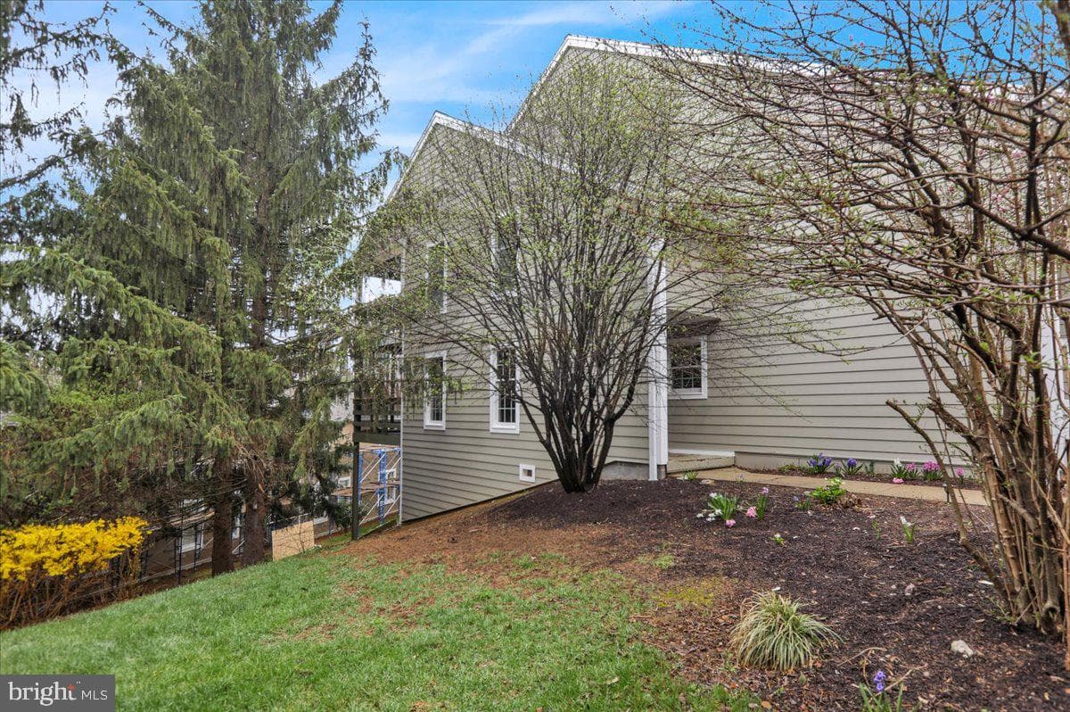 2028 Meadow Glen photo 3