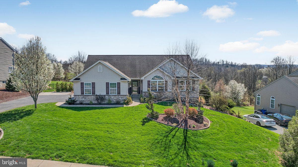 216 Pleasant View Drive photo 3