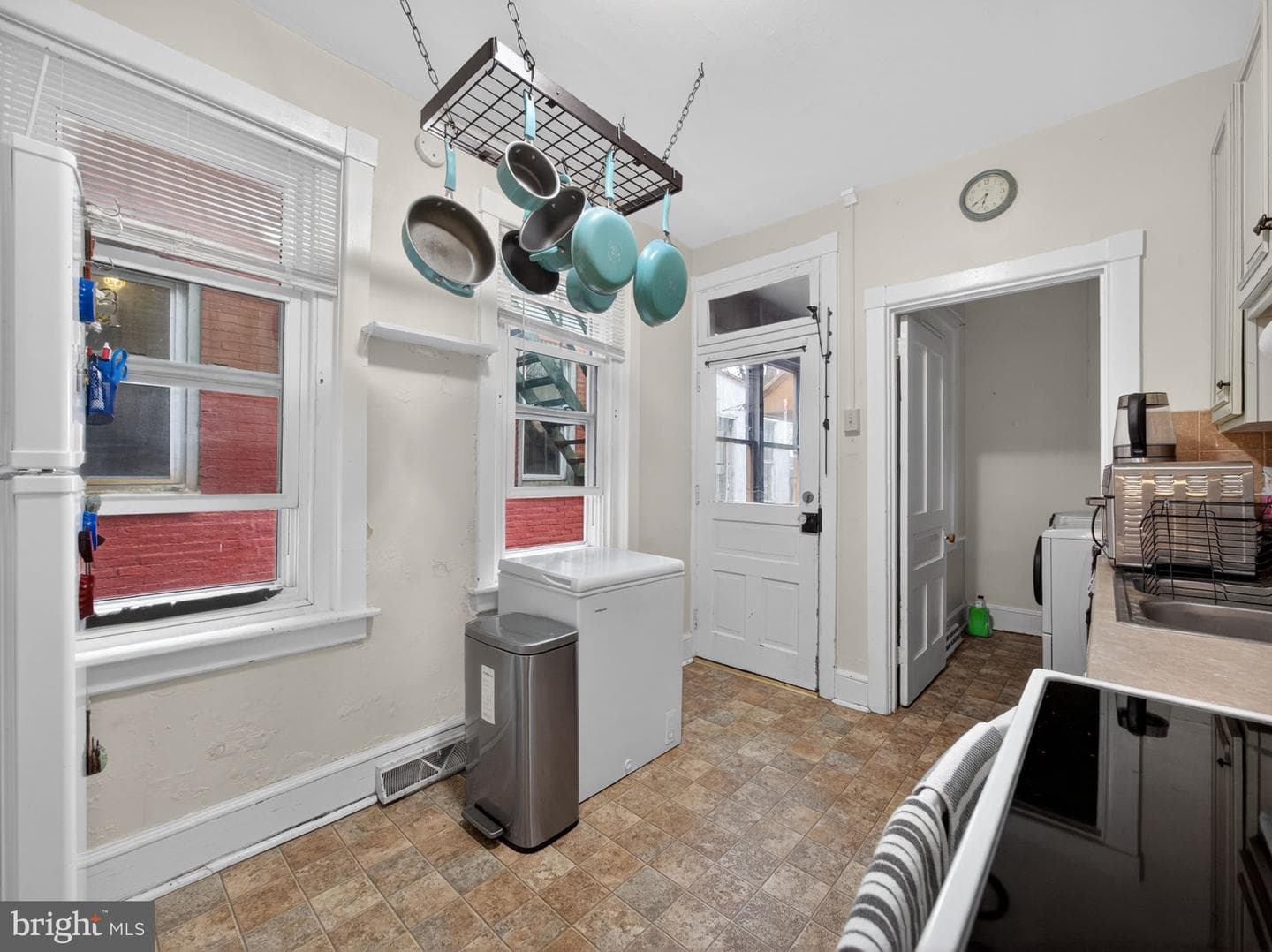 447 W Walnut Street photo 17