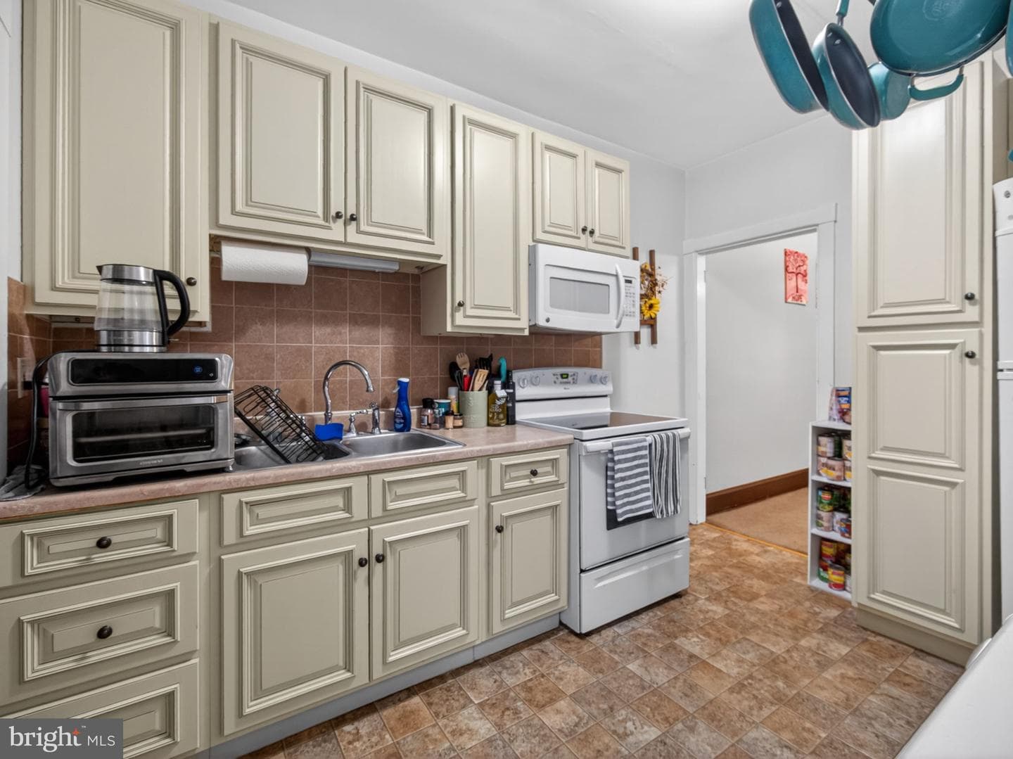 447 W Walnut Street photo 19