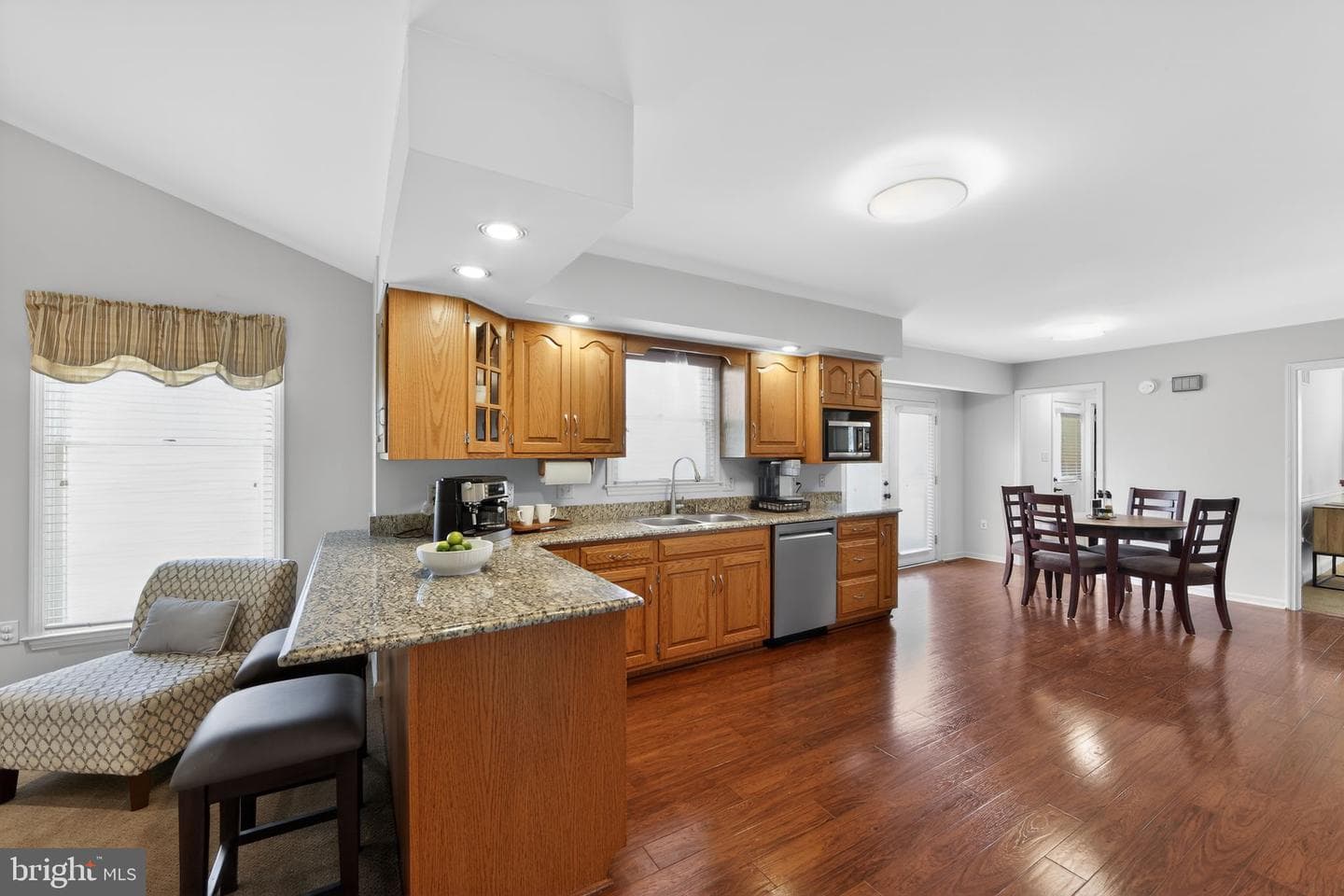 401 Russell Avenue photo 4