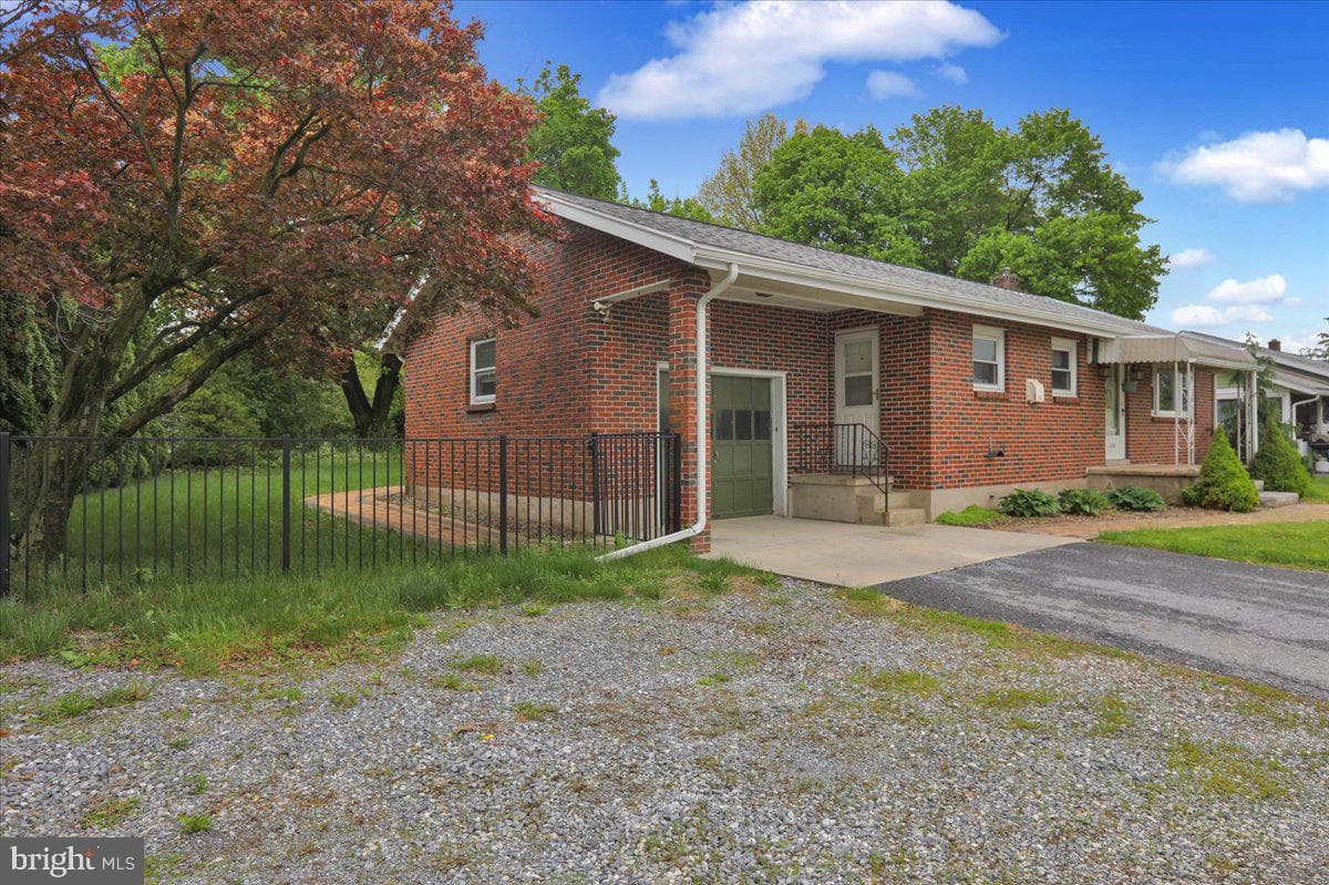 328 E Penn Avenue photo 4