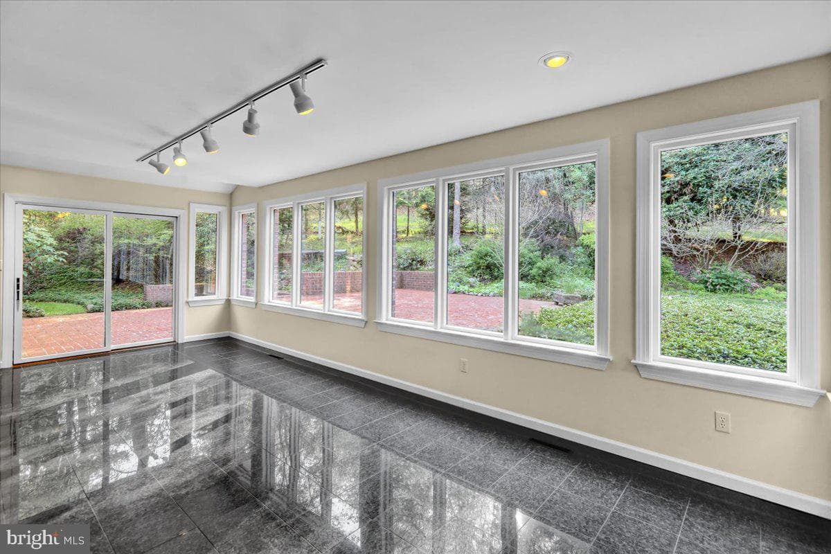 34 Hessian Boulevard photo 35