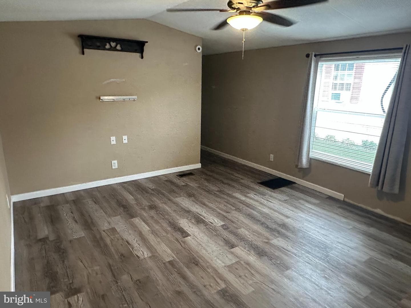 12 Roth Ave photo 5