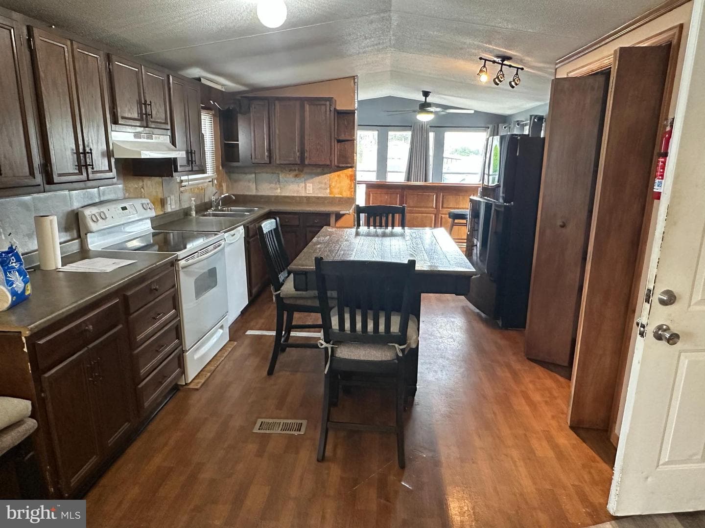 12 Roth Ave photo 6