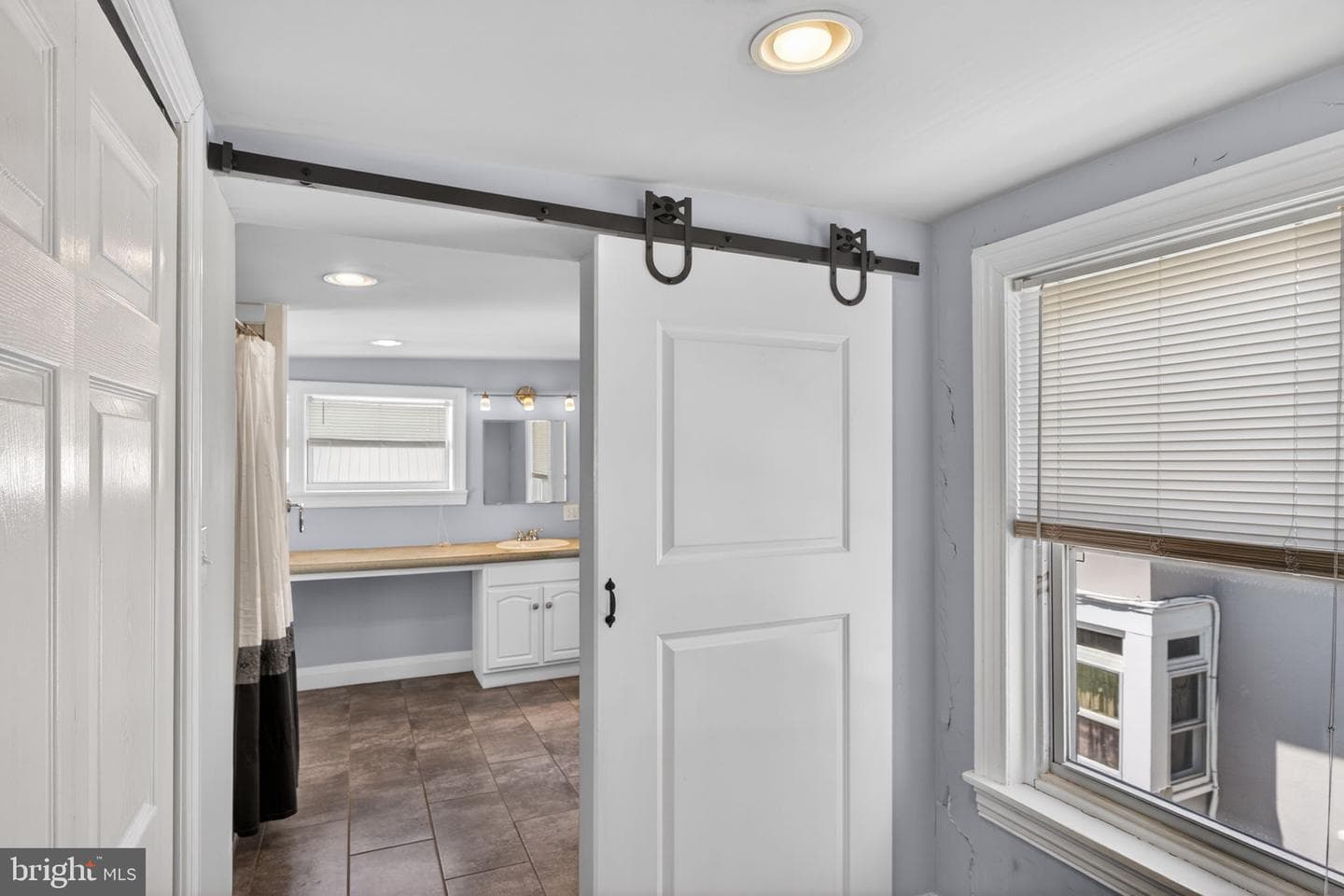 634 E Philadelphia Avenue photo 21