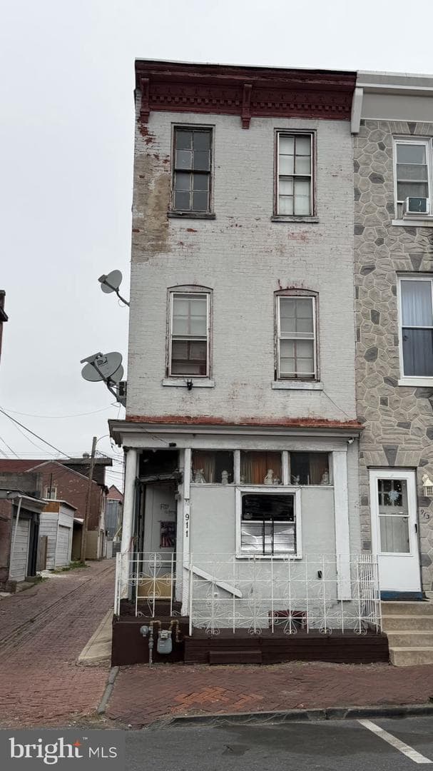 911 Walnut, Reading