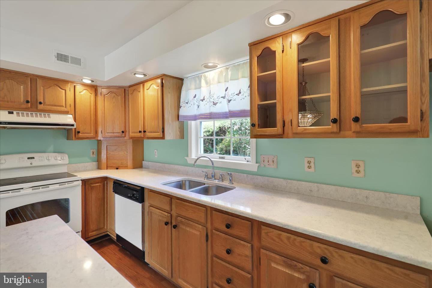 601 Maplewood Drive photo 13